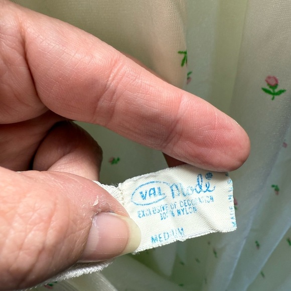 Val Mode Vintage Elegant Cream Nightgown with Lace Trim - Picture 6 of 7